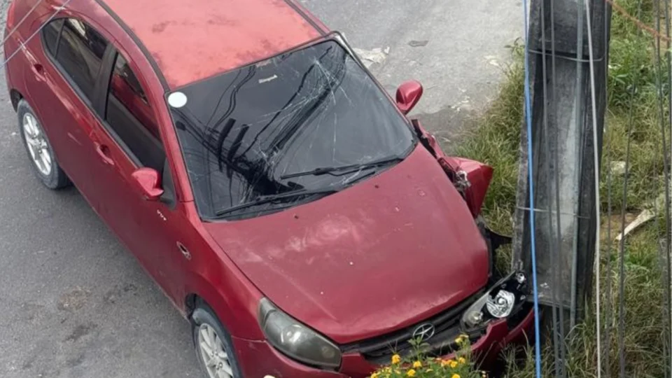 Motorista com sinais de embreaguez colide com poste no Cidade de Deus