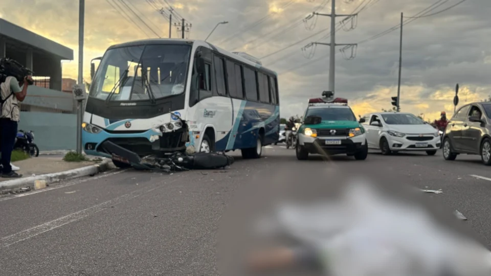 Motociclista morre em acidente com micro-ônibus na zona oeste de Manaus