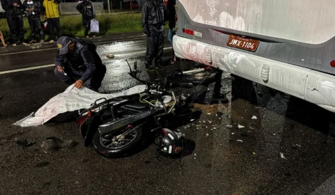 Motociclista de app e passageiro morrem ao colidir com ônibus parado Avenida das Flores