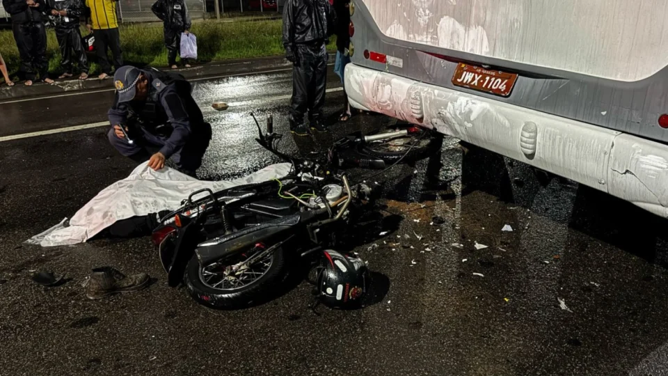 Motociclista de app e passageiro morrem ao colidir com ônibus parado Avenida das Flores