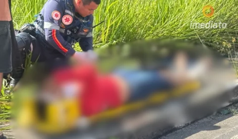 Motociclista fica gravemente ferido após ser fechado por carro na Avenida das Flores