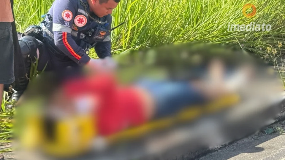 Motociclista fica gravemente ferido após ser fechado por carro na Avenida das Flores