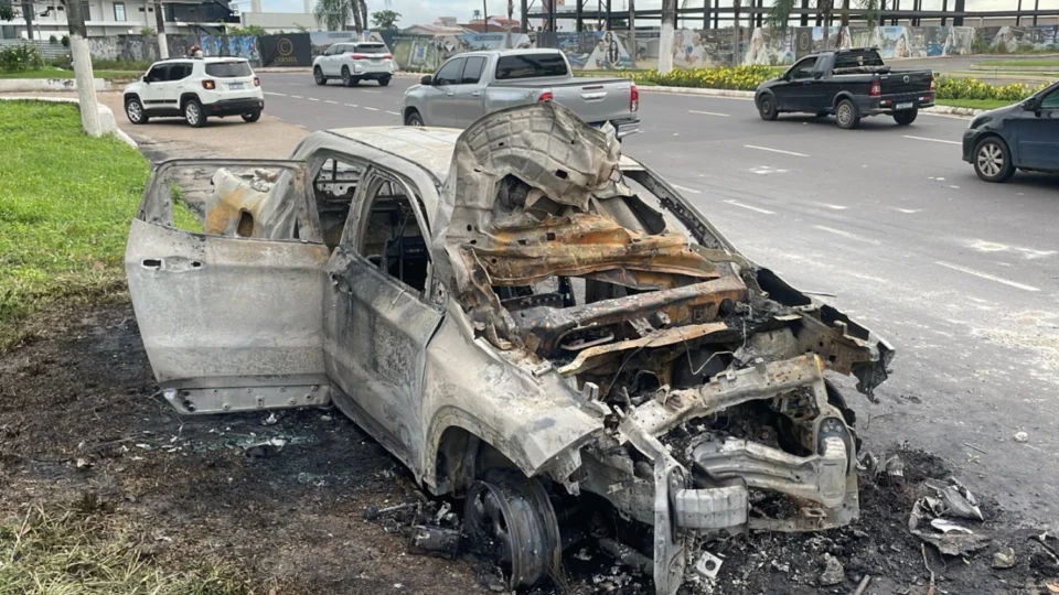 Carro colide contra poste, pega fogo e fica destruído