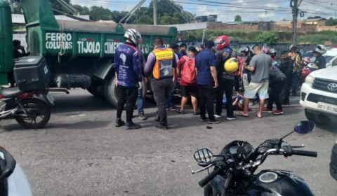 Motociclista de app morre após colidir com caçamba em frente ao shopping Via Norte