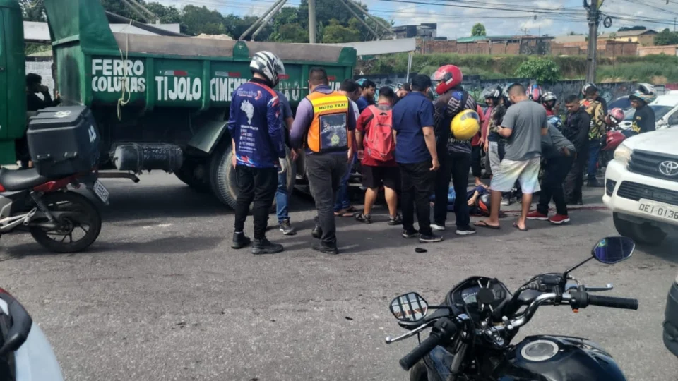 Motociclista de app morre após colidir com caçamba em frente ao shopping Via Norte