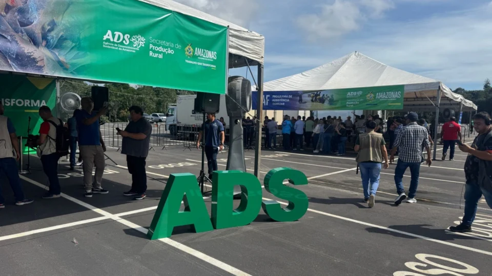 Governador Wilson Lima faz doação de 305 toneladas de pescado