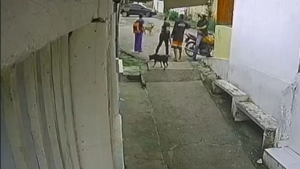 VEJA VÍDEO: Criminoso armado assalta três pessoas na zona norte de Manaus