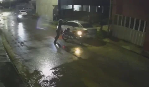 VEJA VÍDEO: Jovem é perseguido e agredido durante assalto no bairro Novo Aleixo