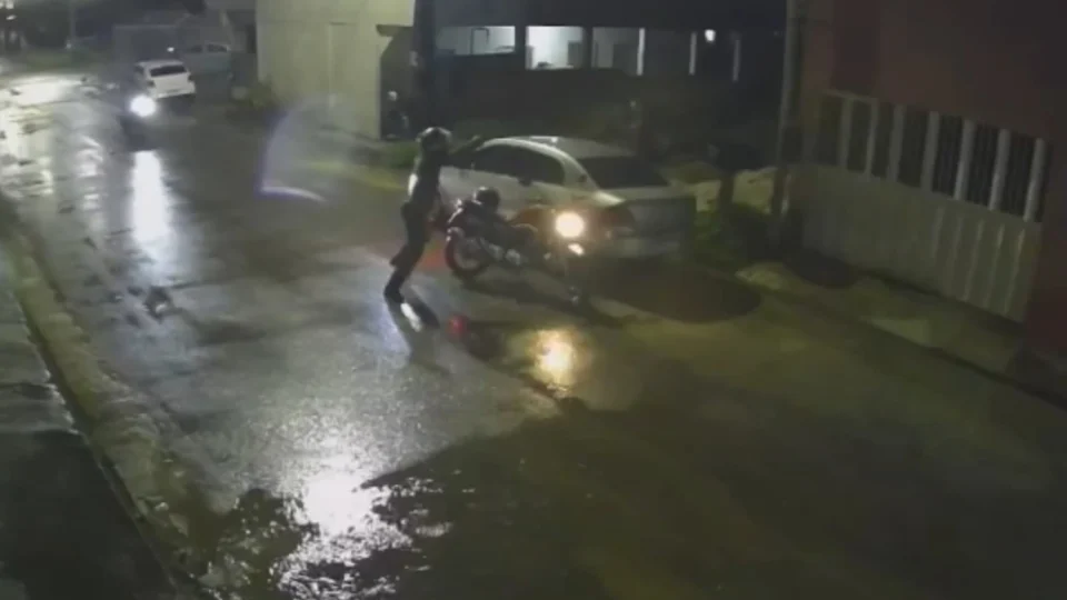 VEJA VÍDEO: Jovem é perseguido e agredido durante assalto no bairro Novo Aleixo