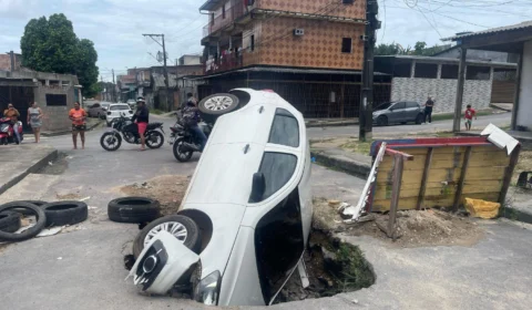 Carro Cai em Buraco gigante no Parque das Nações