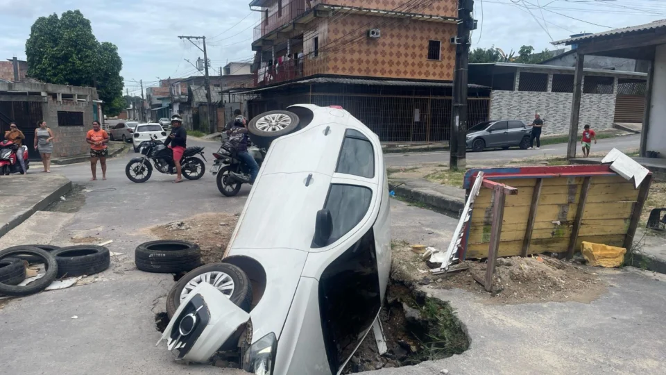 Carro Cai em Buraco gigante no Parque das Nações