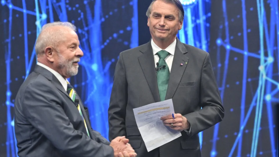 Se a eleição fosse hoje, Bolsonaro superaria Lula no primeiro turno, segundo Atlas