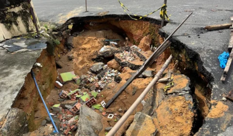 Cratera avança sobre rua e ameaça residências no bairro Compensa 2