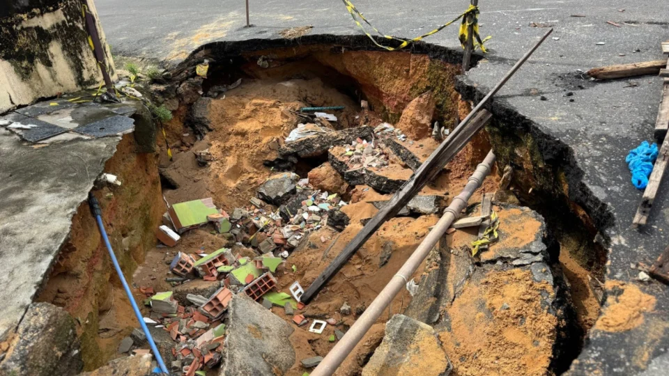 Cratera avança sobre rua e ameaça residências no bairro Compensa 2