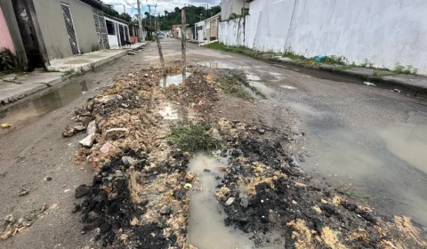 VÍDEO: Caminhão de lixo cai em buraco e moradores reclamam do abandono no Cidade Nova
