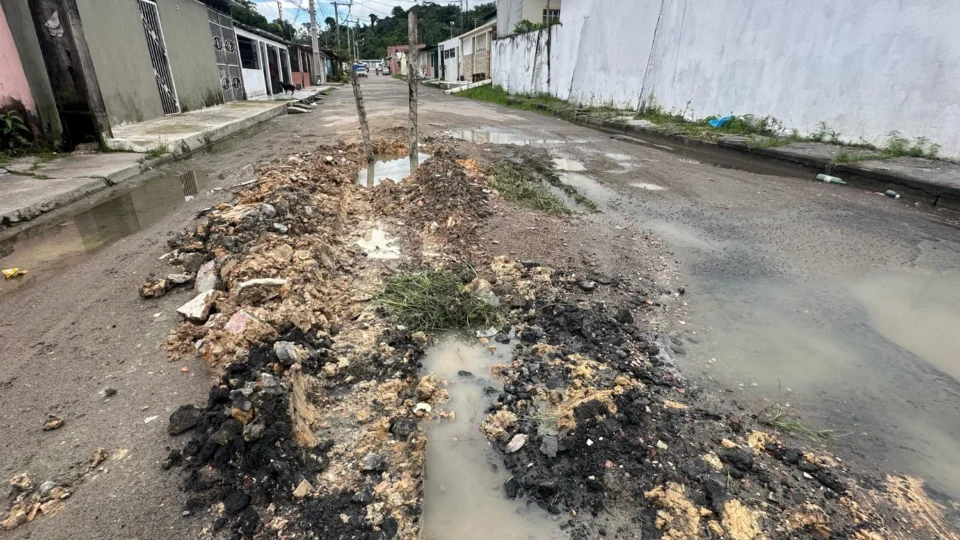 VÍDEO: Caminhão de lixo cai em buraco e moradores reclamam do abandono no Cidade Nova