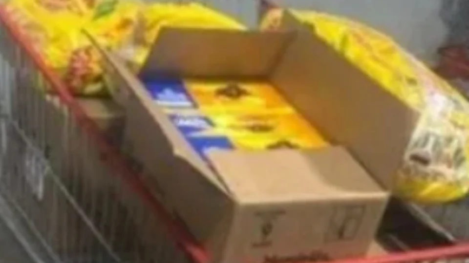 Mulher tenta sair de supermercado com mais de 100 itens escondidos e é presa em Manaus