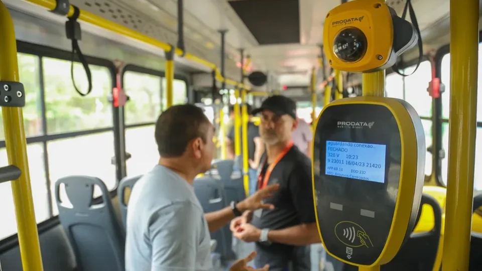 Prefeitura de Manaus omite aumento da passagem de ônibus nas redes sociais e revolta população