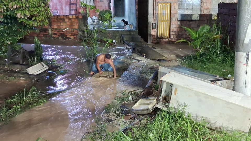 Chuva intensa alaga casas e rompe bueiro na zona Leste de Manaus