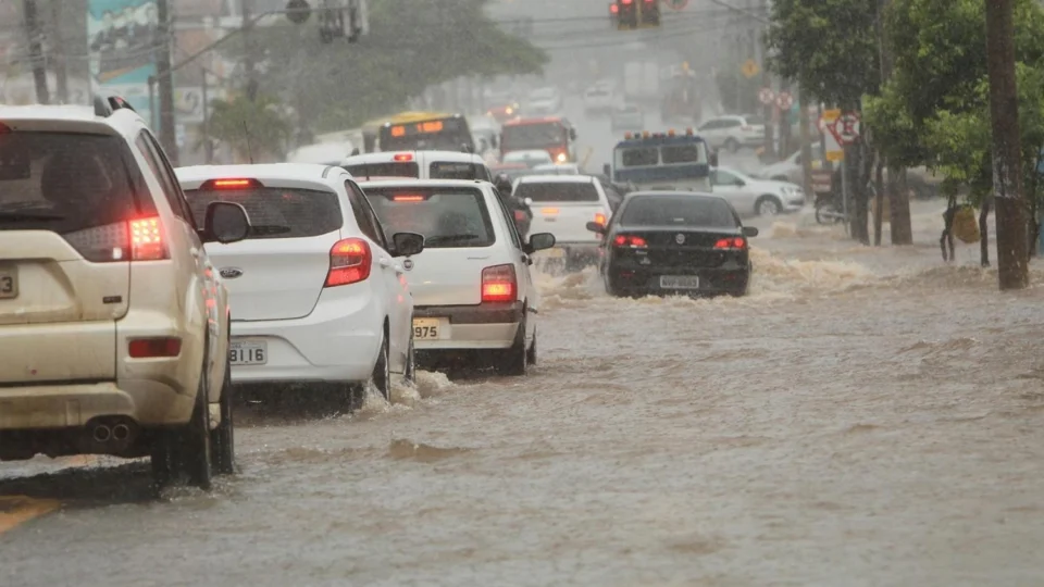 Defesa Civil alerta para fortes chuvas em Manaus nesta quarta-feira (2)