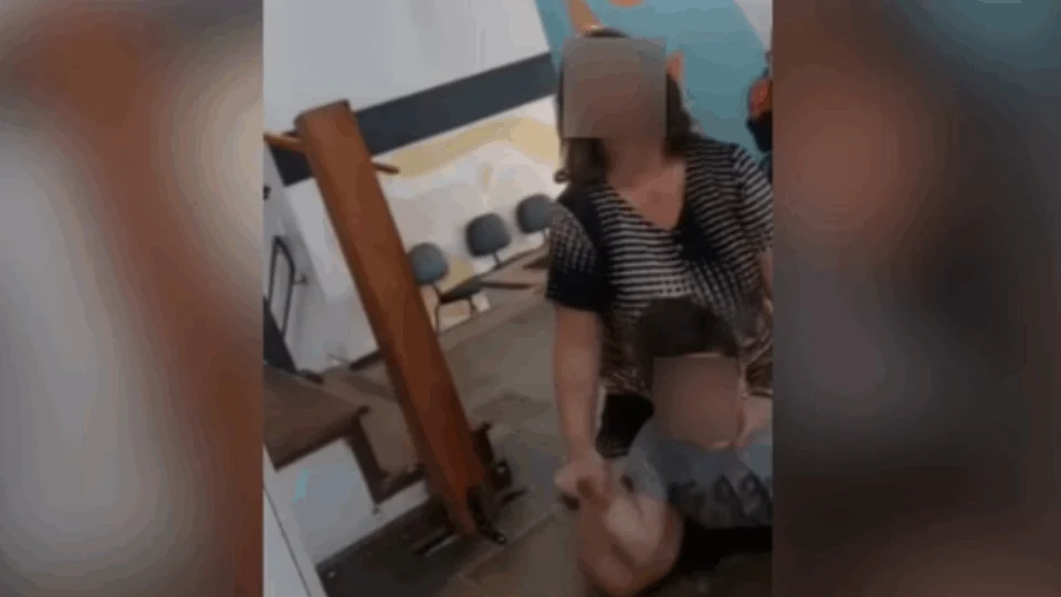 VEJA VÍDEO: polícia investiga professora sentada sobre aluno autista em escola