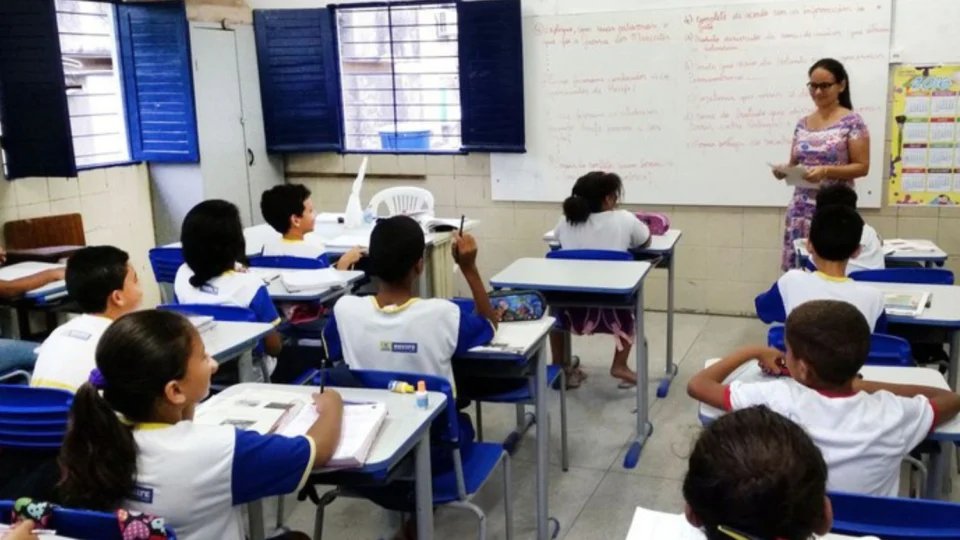 Escolas brasileiras falham no ensino da leitura e aprofundam desigualdades educacionais