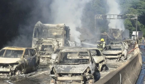 VEJA VÍDEO: Caminhão explode e incendeia carros em rodovia de SC