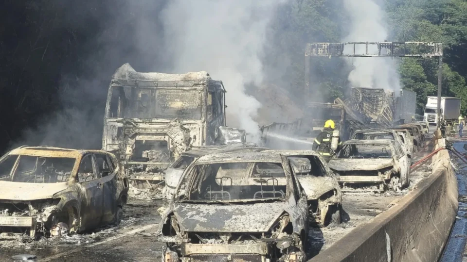 VEJA VÍDEO: Caminhão explode e incendeia carros em rodovia de SC