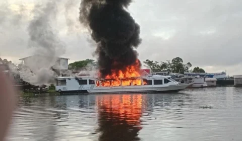 Embarcação Expresso Silva Lopes pega fogo em Anori na manhã desta quarta-feira (9)