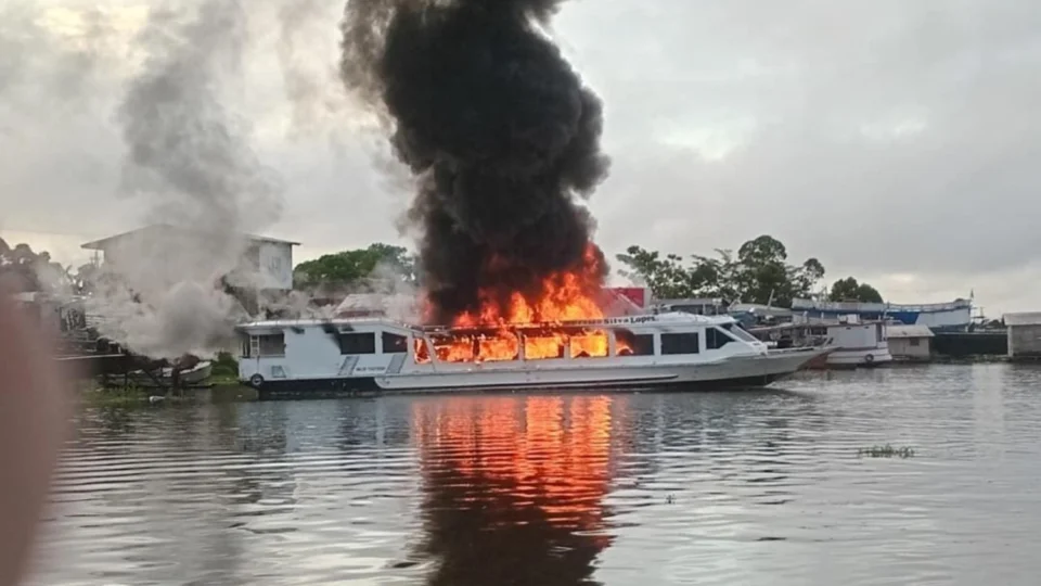 Embarcação Expresso Silva Lopes pega fogo em Anori na manhã desta quarta-feira (9)