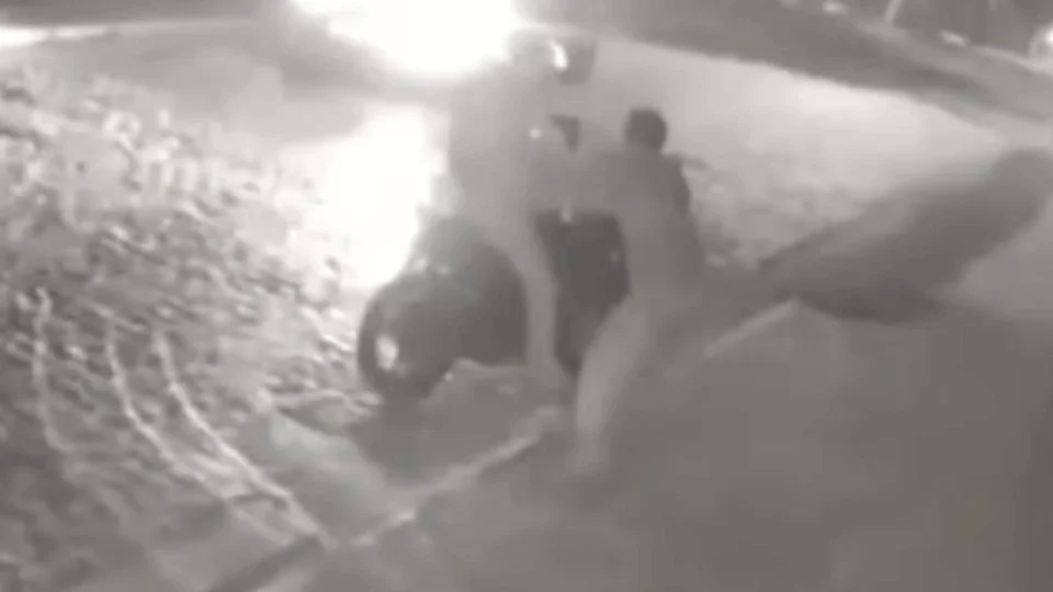 VEJA VÍDEO: após conversa, homens atiram um contra o outro e morrem