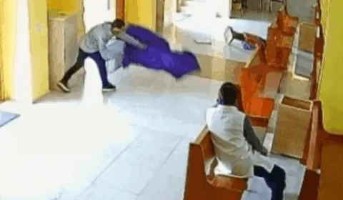 VEJA VÍDEO: homem invade igreja católica e destrói imagens de santos