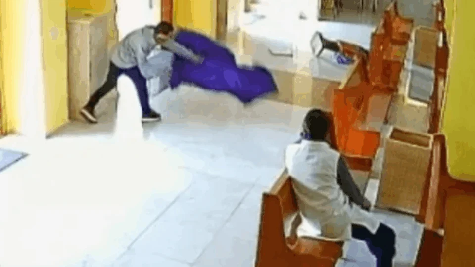 VEJA VÍDEO: homem invade igreja católica e destrói imagens de santos