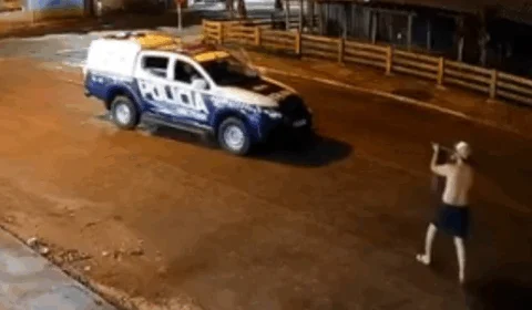 VEJA VÍDEO: empresário em surto mira espingarda para PM e é baleado