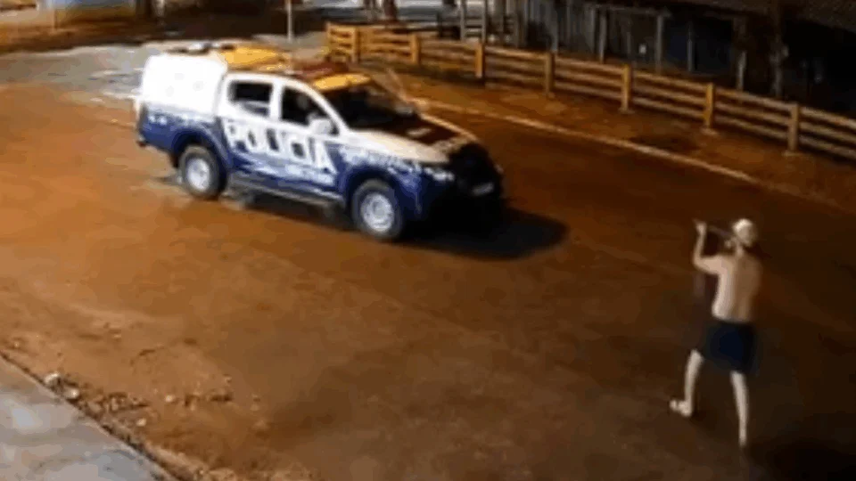 VEJA VÍDEO: empresário em surto mira espingarda para PM e é baleado