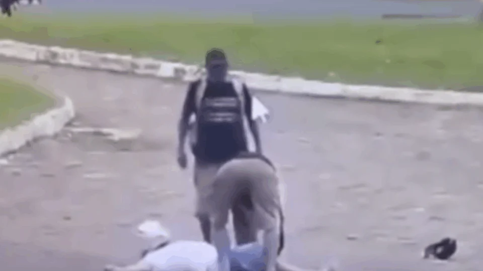VEJA VÍDEO: homem paga lanche para moradores de rua e é agredido e roubado