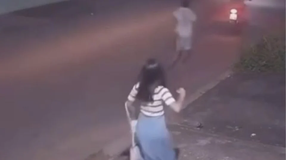 VEJA VÍDEO: com bíblia na mão, jovem a caminho da igreja enfrenta ladrão
