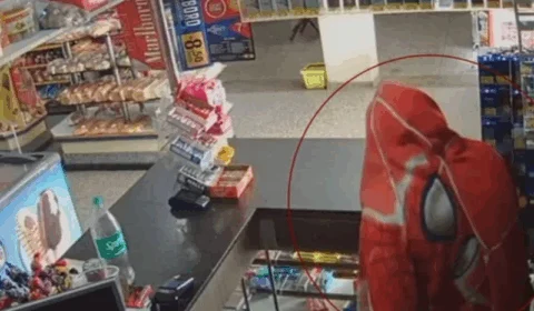 VEJA VÍDEO: criminosos usam ‘peixeira’ em assalto e tentam fugir com toalha do homem-aranha