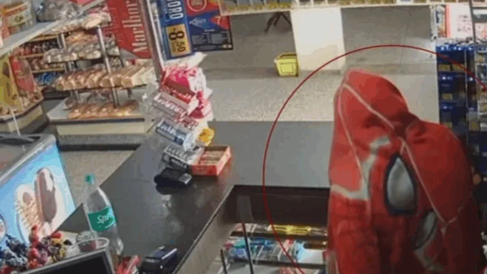 VEJA VÍDEO: criminosos usam ‘peixeira’ em assalto e tentam fugir com toalha do homem-aranha