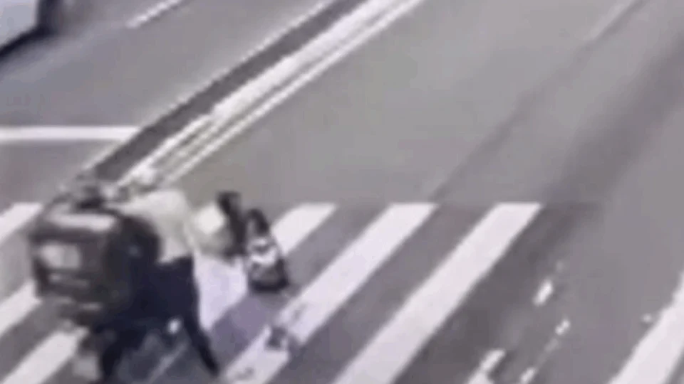 VEJA VÍDEO: bebê é arremessado ao ser atropelado com a mãe na faixa de pedestres