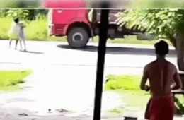 VEJA VÍDEO: mãe salva filha autista de ser atropelada por carreta no Pará