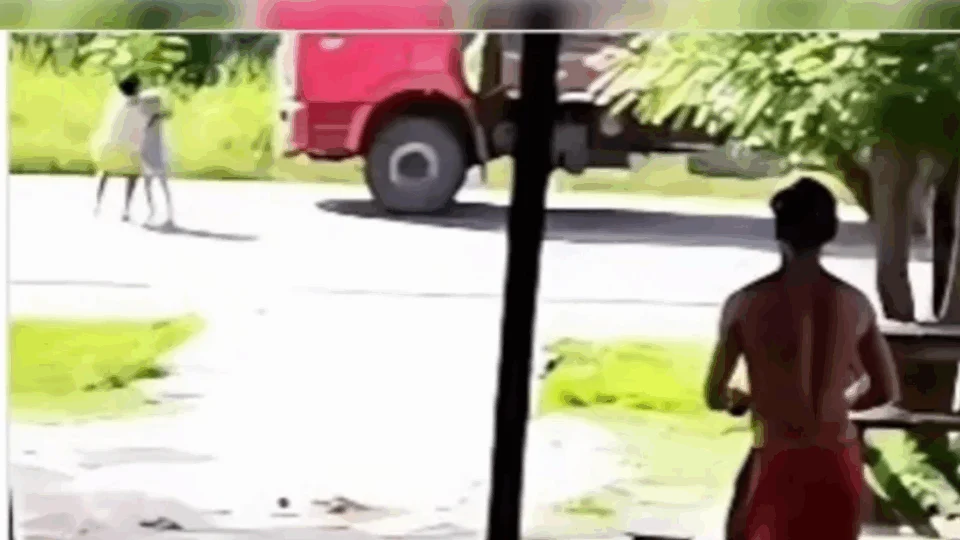 VEJA VÍDEO: mãe salva filha autista de ser atropelada por carreta no Pará