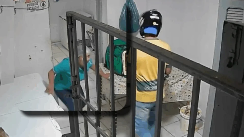 VEJA VÍDEO: mulher se desespera ao ver colega de trabalho executado dentro de lanchonete