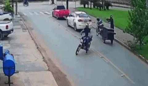 VEJA VÍDEO: motociclista é morto com tiros na cabeça enquanto esperava no semáforo