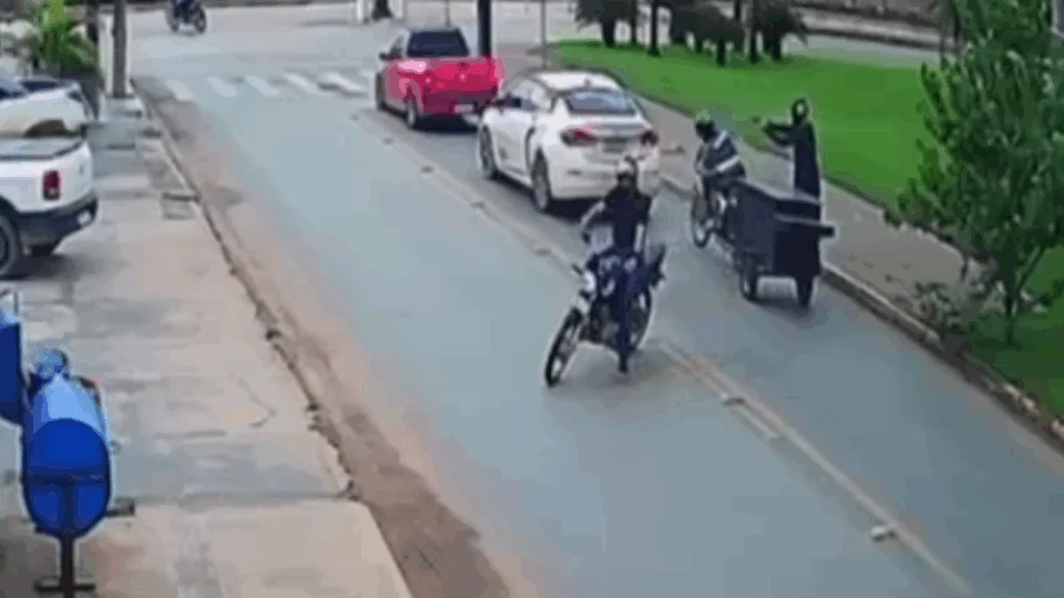 VEJA VÍDEO: motociclista é morto com tiros na cabeça enquanto esperava no semáforo