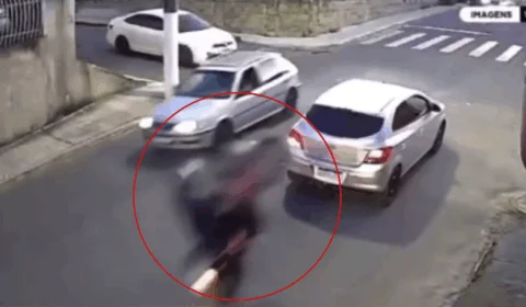 VEJA VÍDEO: homem empina moto e colide com traseira de carro