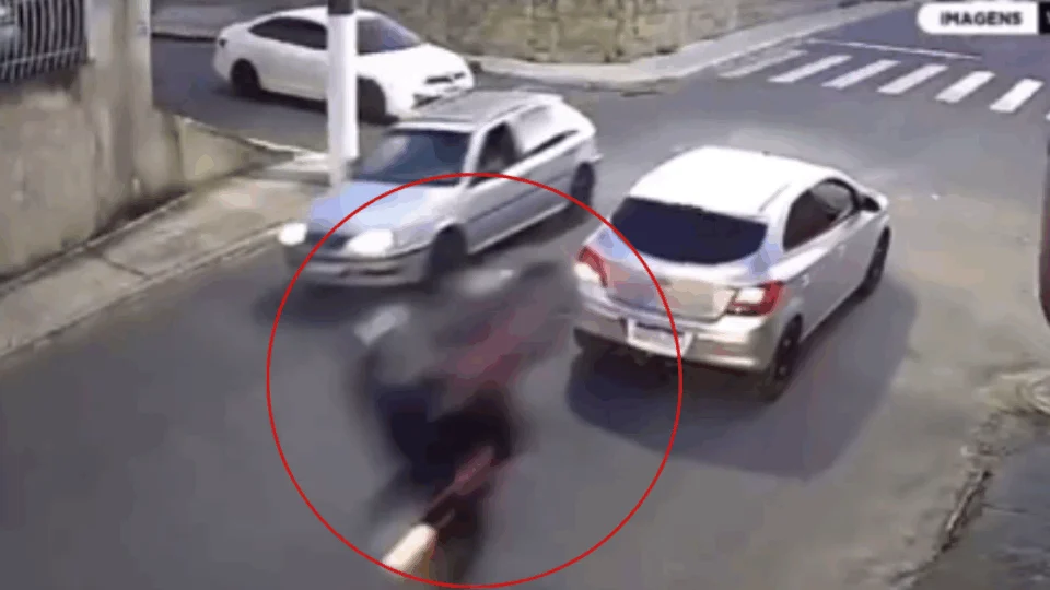 VEJA VÍDEO: homem empina moto e colide com traseira de carro