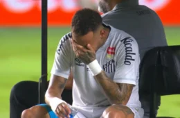 Neymar volta a sentir lesão e deixa campo chorando