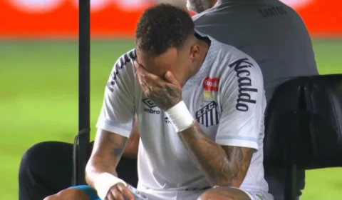 Neymar volta a sentir lesão e deixa campo chorando