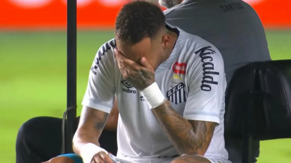 Neymar volta a sentir lesão e deixa campo chorando